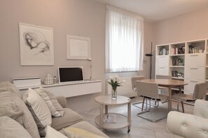TV, books - Apt in San Frediano Diladdarno (Firenze)