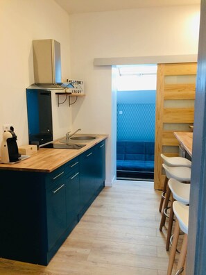 Réfrigérateur, micro-ondes, plaque de cuisson, bouilloire électrique