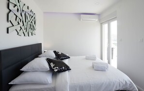 3 chambres, coffres-forts dans les chambres, fer et planche à repasser