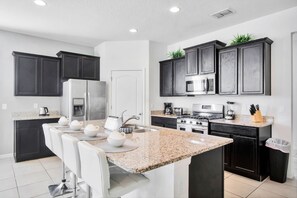 Jääkaappi, mikroaaltouuni, uuni, astianpesukone