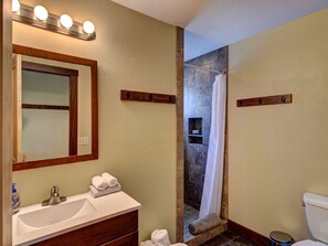 Douche, sĂšche-cheveux, serviettes fournies, savon
