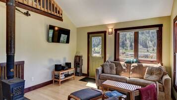 Smart TV, chimenea y estéreo