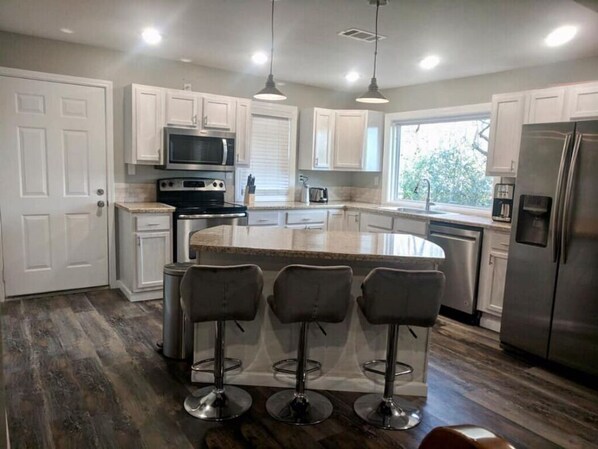 Réfrigérateur, micro-ondes, four, plaque de cuisson