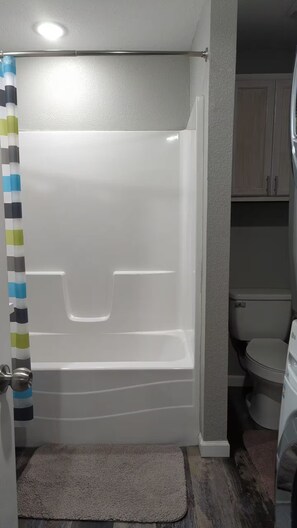 Combined shower/tub, hair dryer, towels, shampoo - Quiet Country Setting in Middle of Town (Jonesboro)