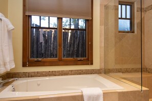 Combined shower/bathtub, jetted bath, hair dryer, towels - Short stroll to the historic plaza, Canyon Road & Railyard District Restaurants (Santa Fe)