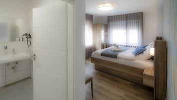 Deluxe Double Room, Private Bathroom | 1 bedroom