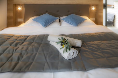 Deluxe Double Room, Private Bathroom | 1 bedroom