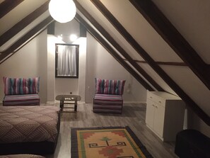 2 habitaciones, escritorio, tabla de planchar con plancha y wifi