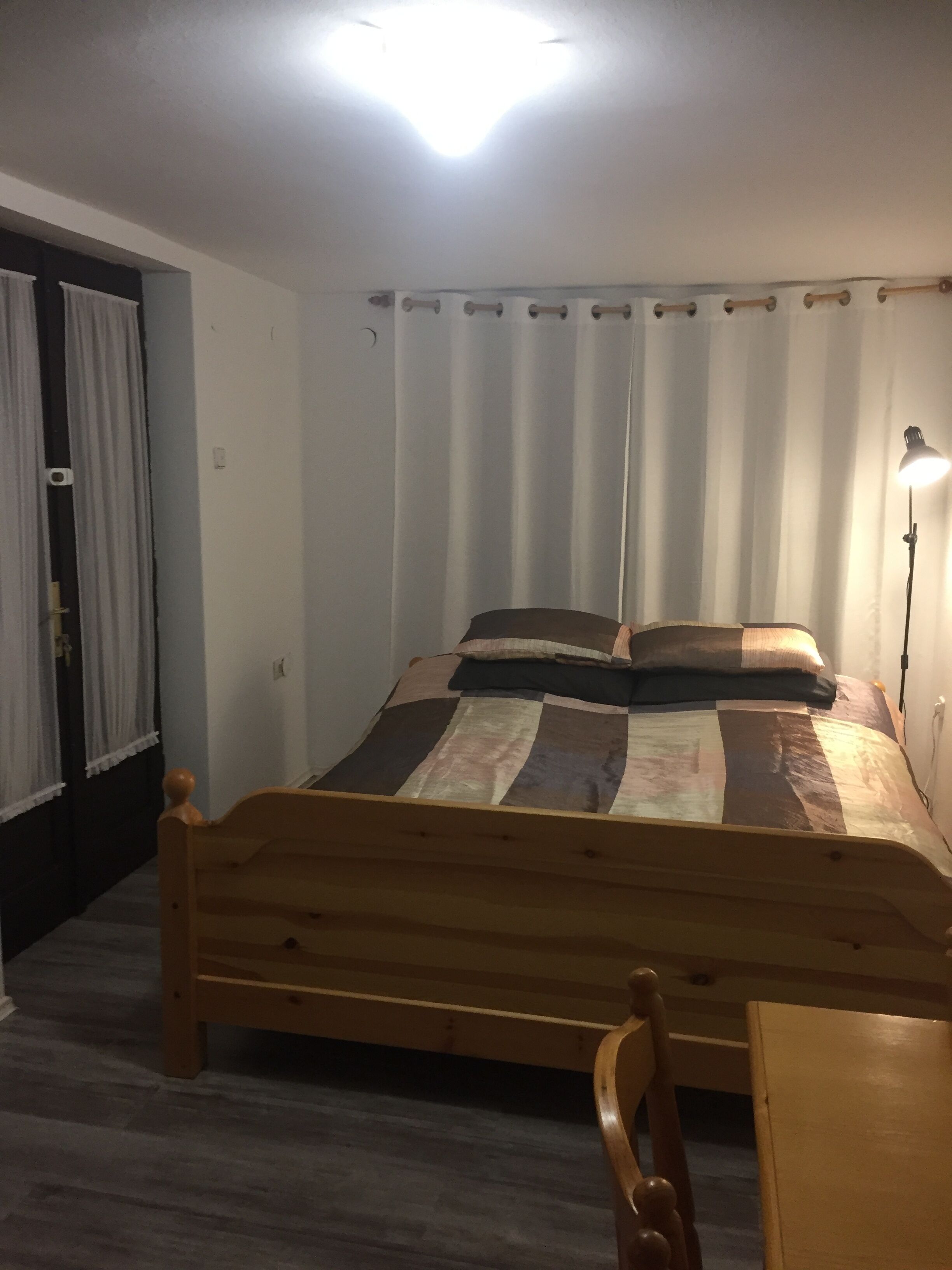 2 slaapkamers, een bureau, een strijkplank/strijkijzer, gratis wifi