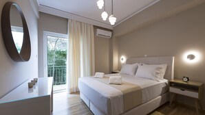 Ein modernes Schlafzimmer mit einem großen Bett, Nachttischen, einem Spiegel und einem Balkon mit Vorhängen.