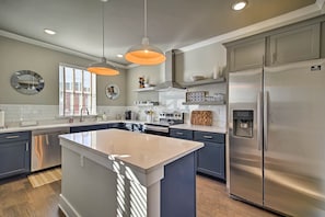 Fridge, microwave, oven, stovetop - Downtown Escape (Chattanooga)