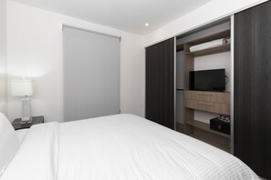 1 chambre, coffres-forts dans les chambres, fer et planche à repasser