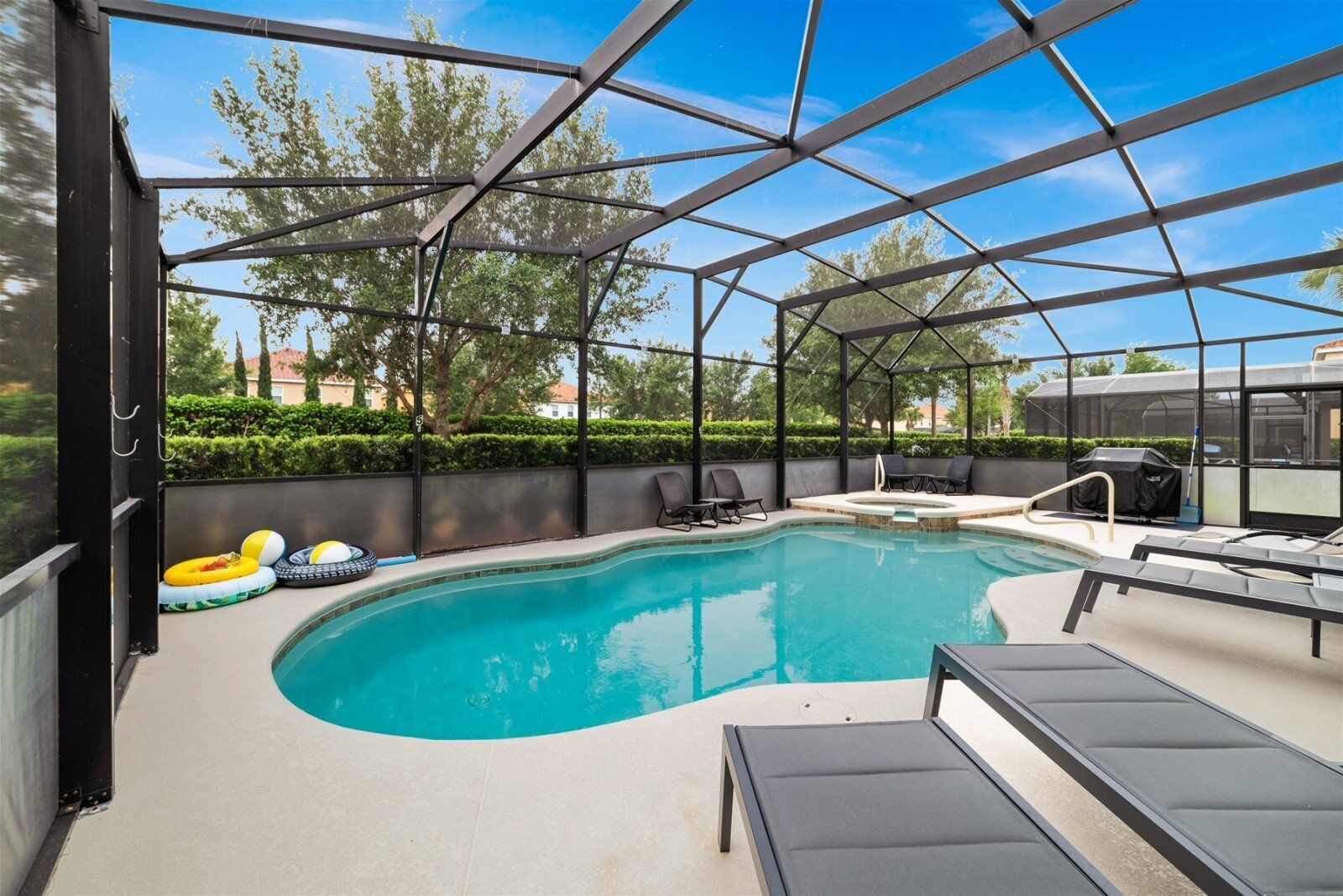 Una piscina al aire libre, una piscina climatizada