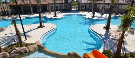 Una piscina al aire libre, una piscina climatizada