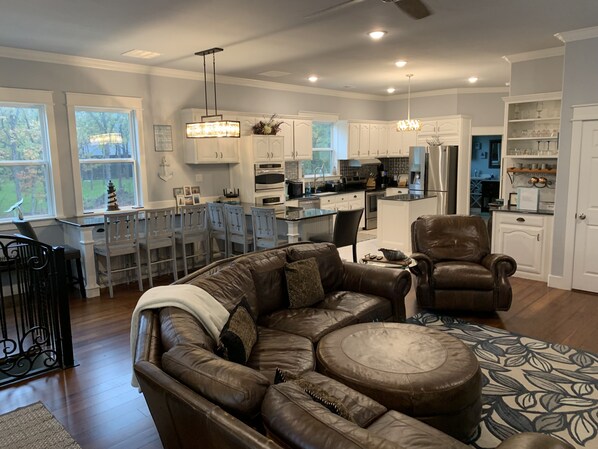 TV connectée, cheminée, jeux vidéo, lecteur de DVD