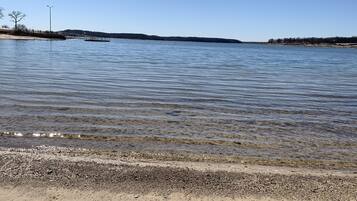 Beach nearby, sun loungers, beach towels