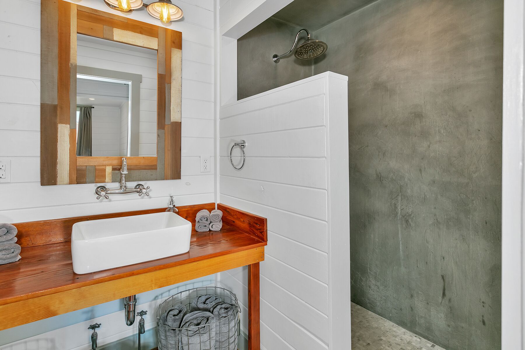 Dusch, hårtork och handdukar