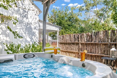 Cotton Quarters |1/1 King Bed | Walk in Shower | Private Hot Tub