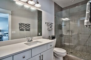 Combined shower/bathtub, towels