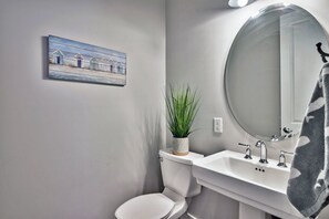 Combined shower/bathtub, towels