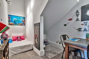 5 bedrooms, iron/ironing board, free WiFi, bed sheets