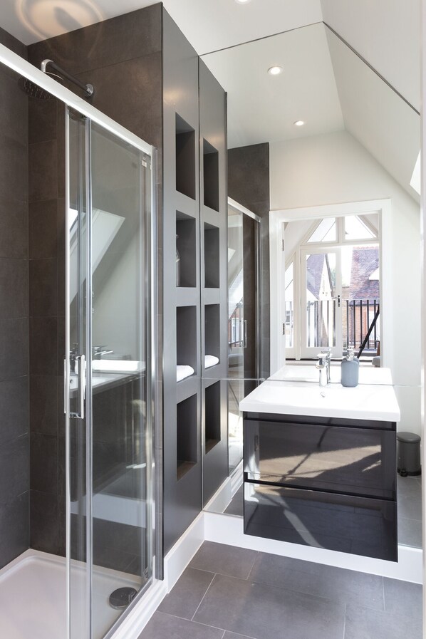 Combined shower/bathtub, hair dryer, towels, soap - Hampden Apartments - Richard (Windsor)