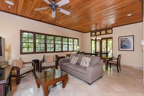 TV - Beautiful Beach Vacation Condo Includes Beach Club Membership! (Tamarindo)