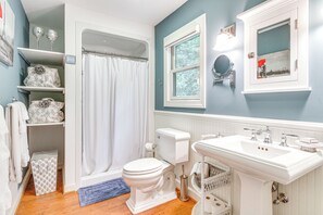 Free toiletries, hair dryer, towels - Cozy Hideaway w/ Grill, 17 Mi to Asheville (Black Mountain)