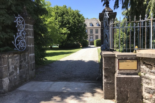 Main entrance.. Avenue du Barrez