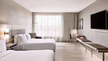 Una cassaforte in camera, una scrivania, postazione laptop