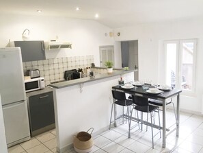 Fridge, microwave, oven, stovetop - T2 independant + terrace; Vedene, near Avignon (vedene)