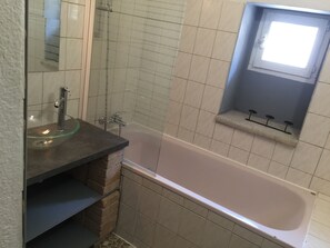 Baignoire, séchoir à cheveux, serviettes fournies, savon