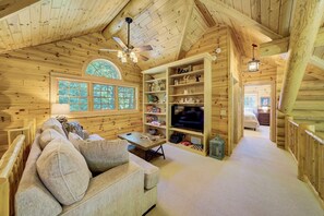 Smart-TV, Kamin, Videospiele, Tischfußball