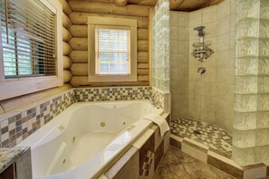 Dusche, Whirlpool, Haartrockner, Handtücher