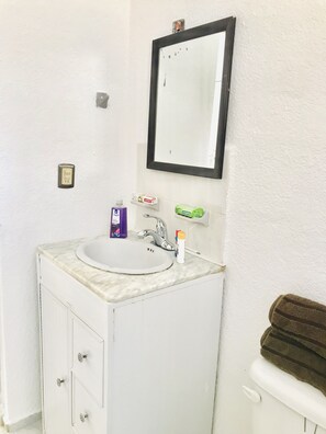 Shower, towels, shampoo