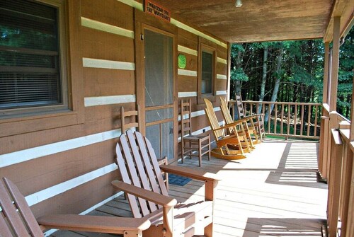 Sweet Retreat-NC cabin with mountain & river views, firepit, Smart TV, River Tubes,