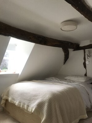 2 bedrooms, iron/ironing board, internet, bed sheets - The Perfect Country Cottage Get Away (reading berks)