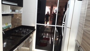 Kühlschrank, Herdplatte, Mixer, Kochgeschirr/Geschirr/Besteck