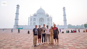 A group of people standing in front of the Taj Mahal. - Madpackers Hostel Agra (Agra)