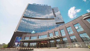 A modern hotel building with a glass facade and signage for Days Hotel & Suites. - Days Hotel & Suites by Wyndham Jiangsu Xinyi (Xuzhou)