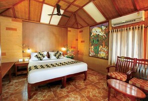 Habitación Deluxe con 1 cama matrimonial o 2 individuales | Tabla de planchar con plancha, wifi gratis y ropa de cama 