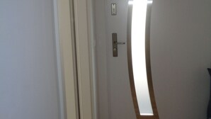 En gang med en hvid dør med et unikt, buet design.