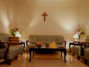 Appartement, 2 chambres | Salle de séjour | Télévision à écran plat