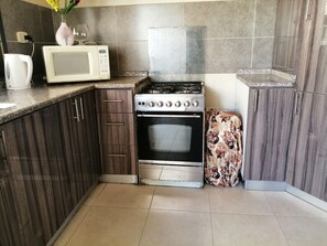 Lemari es besar, microwave, oven, dan kompor