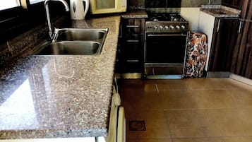 Geladeira grande, micro-ondas, fogão, cooktop