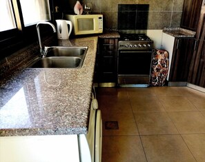 Full-size fridge, microwave, oven, stovetop