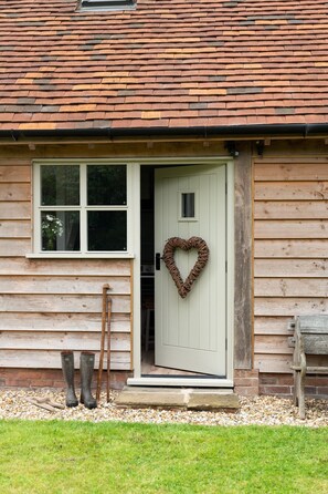 Exterior detail - Oak Barn @ The Croft - Idyllic Luxury Barn Conversion near Knutsford, Cheshire. (Knutsford)