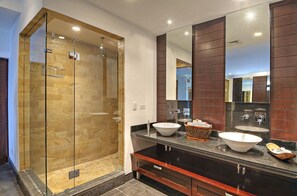 Penthouse de lujo | Baño | Regadera, regadera tipo lluvia, amenidades de baño de diseñador 