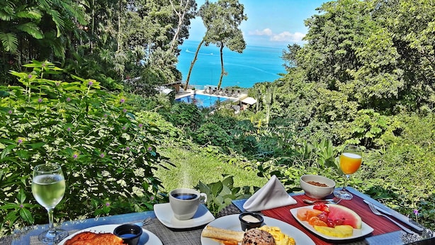 Free daily buffet breakfast - The Penthouse at Los Altos Resort (Quepos)