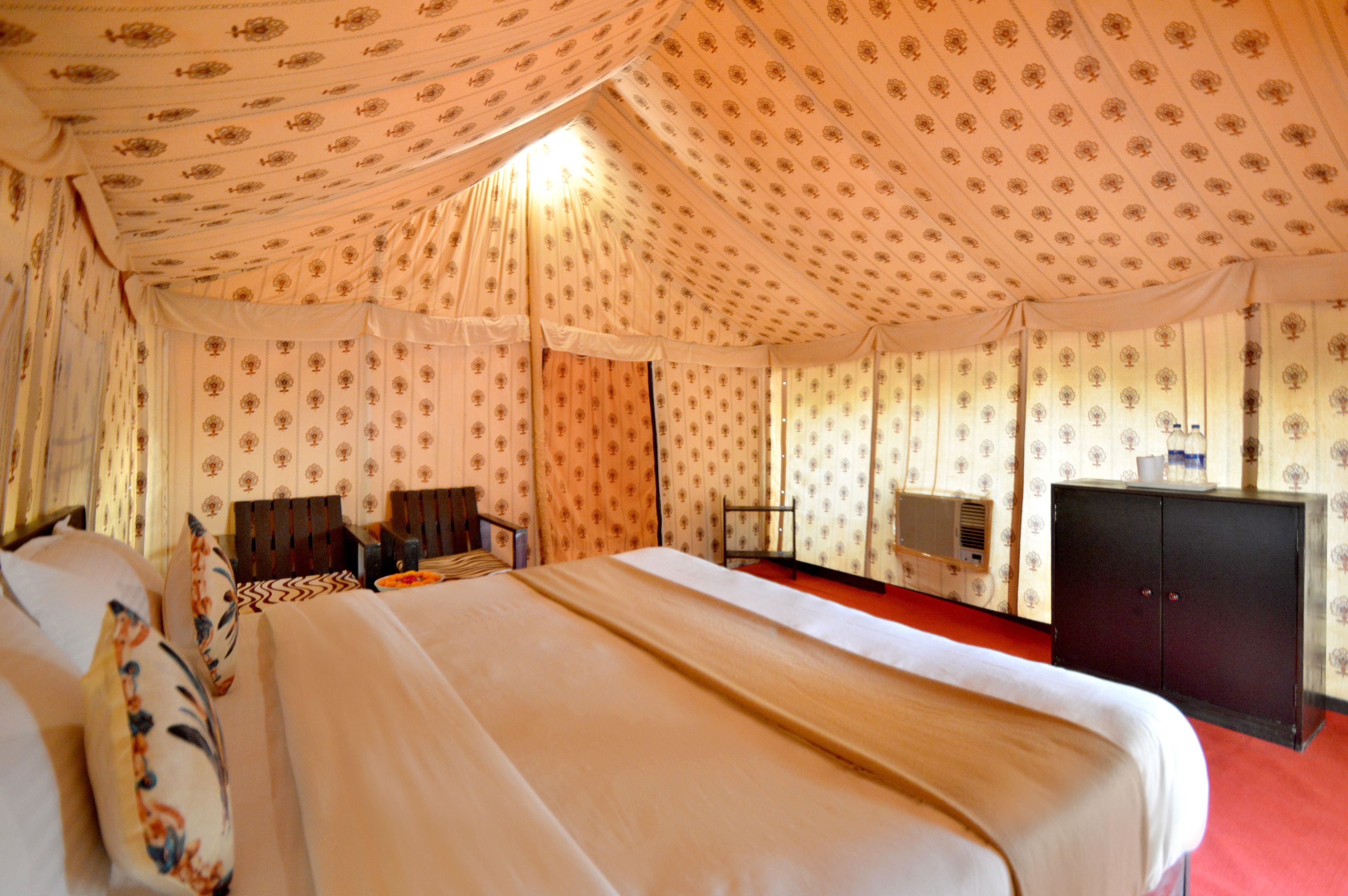 Swiss Cottage | Memory-foam beds, desk, free WiFi, bed sheets